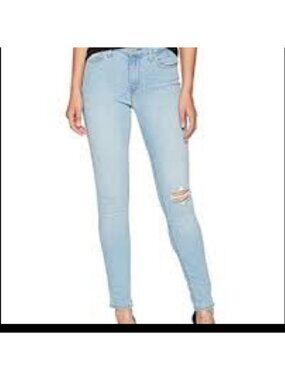 Levi slimming skinny lightwash jeans